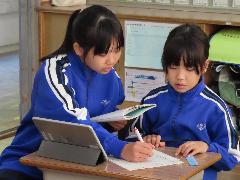 低学年の子に算数を教える高学年の子