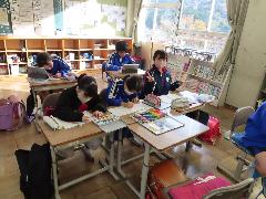 お気に入りのイラストを描いたり、ぬりえを楽しむ子どもたち