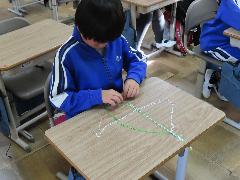 ミサンガ作りに丁寧に取り組む子ども