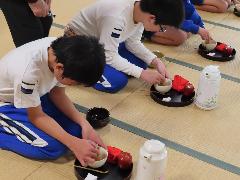 茶道に挑戦する子どもたち