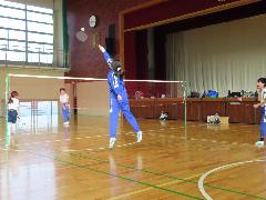 バドミントンを楽しむ子どもたち