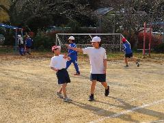 帽子取りを行う子どもたち