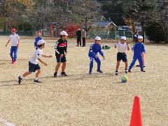 ドッジボールを楽しむ子どもたち