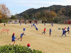 運動場を所狭しと走り回る子どもたち