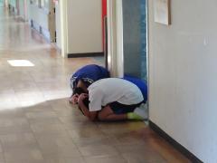 姿勢を低くして自分の身を守る子どもたち