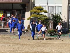 頭を守りながら避難場所へ急ぐ子どもたち