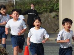 力走する2年生の子どもたち