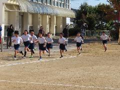 自己最高記録を目指して走る3年生の子どもたち