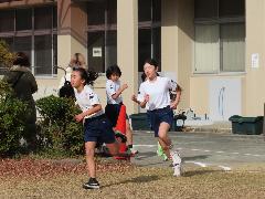 激しく競り合う4年生の子どもたち