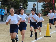 最後まであきらめずに粘り強く走る6年生の子どもたち