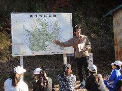 岩略寺城跡の説明を聞く子どもたち