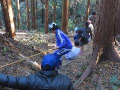 急な坂をローブにつかまりながら降りる子どもたち