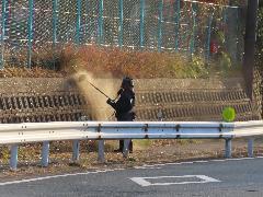 学校のフェンス際の草を刈ってくださる地域の方