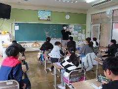 担任の話を聴く子どもたち