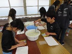 紙すき体験に取り組む3年生の子どもたち