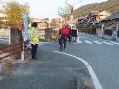 地域の方とあいさつをする子どもたち