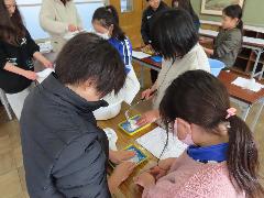 紙すき体験に取り組む4年生の子どもたち