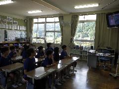 Zoomで話を聞く子どもたち