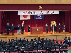 体育館で行われた入学式の壇上で今年度から東部中学校に異動してきた教職員の紹介を行なっている様子の写真