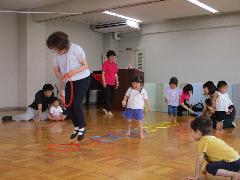 フープをジャンプ