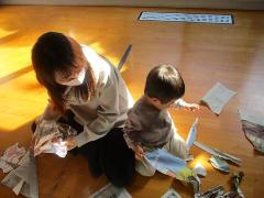 新聞紙をちぎって鬼退治をするための新聞紙豆を作っています。