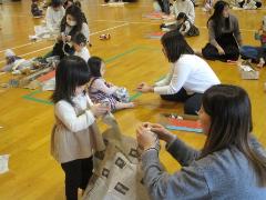 新聞紙をちぎって鬼退治をするための新聞紙豆を作っています。