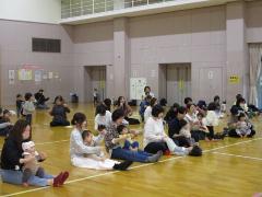 パパやママの膝の上で乗り物に変身して遊びます。