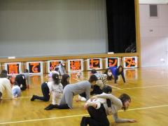 お母さんと一緒にハイハイで進みす