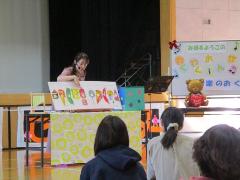 絵本を見ながら『はらぺこあおむし』の生演奏を聞いています。