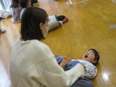 音楽に合わせて親子でふれあいあそびを楽しんでいます