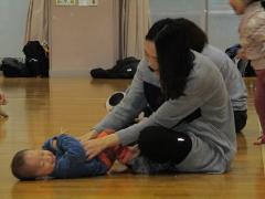 音楽に合わせて親子でふれあいあそびを楽しんでいます