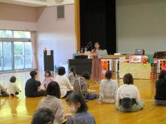 パパやママの膝の上で乗り物に変身して遊びます。