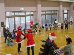 「ジングルベル」の曲に合わせてサンタさんとダンスをしました