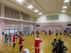 「ジングルベル」の曲に合わせてサンタさんとダンスをしました