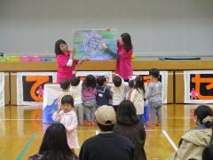 みんなで「にじいろのさかな」の大型紙芝居を見ているところ