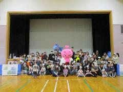 子育て支援センターキャラクター「こりん」と一緒に記念撮影です。