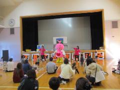 子育て支援応援キャラクター「こりん」と一緒に体操をしました。