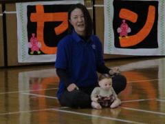 講師の谷野 知美先生と人形