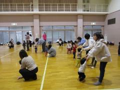 音楽に合わせて親子でふれあいあそびを楽しんでいます