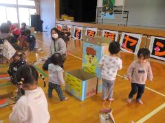 新聞紙豆で鬼を退治しています。