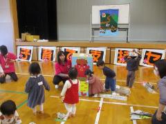 新聞紙豆で鬼を退治しています。