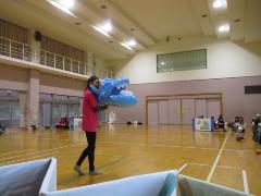 大きな「ぱくぱくさかなさん」に食べられないように物陰に隠れているところ