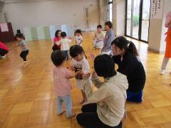 友だちとふれあって遊ぼう