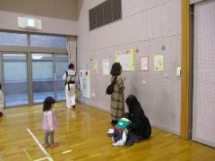 会場に市内のサークルさんのポスターやチラシを掲示して周知を図っています。