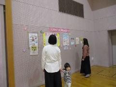 会場に市内のサークルさんのポスターやチラシを掲示して周知を図っています。