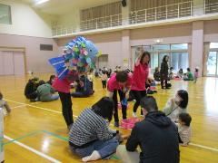 大きなにじうおがキラキラうろこを配って回ります。