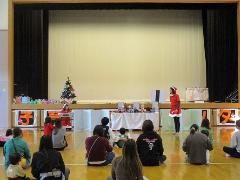 「三匹のこぶた」クリスマスバージョンの人形劇