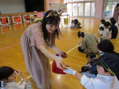 手作りの鈴で子どもたちも一緒に演奏しました。