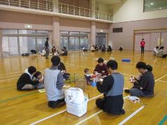 市内の男性保育士を交え、パパ同士のトークタイムを行っています。子どもたちは好きなあそびを見つけて遊んでいました。