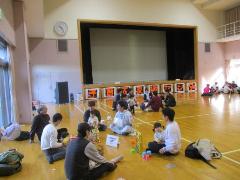 市内の男性保育士を交え、パパ同士のトークタイムを行っています。子どもたちは好きなあそびを見つけて遊んでいました。